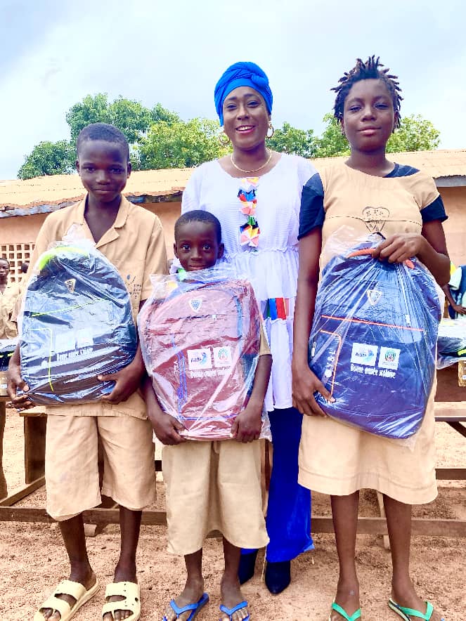 SOUTIEN AUX ECOLIERS EN DIFFICULTES : La Vp du Refela, Adizatou Arouna, apporte une lueur d’espoir aux écoliers de Zongo