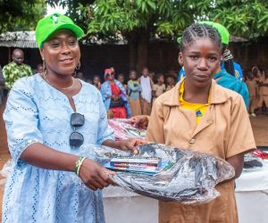 DON DE KITS SCOLAIRES À PARAKOU : Adiza Arouna redonne le sourire aux écoliers démunis et orphelins du 3ᵉ arrondissement