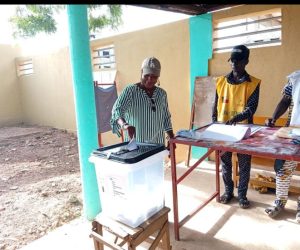 PRÉSIDENTIELLE 2026 : Après son vote, Adiza Arouna salue l’affluence et appelle à une participation massive