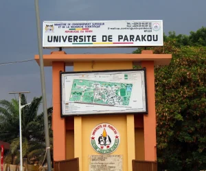 UNIVERSITÉ DE PARAKOU : Plusieurs étudiants s&rsquo;évanouissent, la FNEUP pointe la surcharge de l&rsquo;amphi 1000