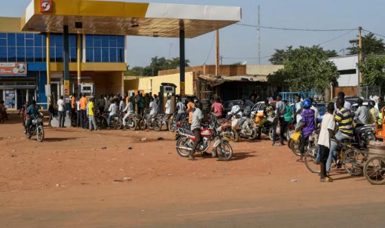 Niger : Tiani proclame la souveraineté, les Nigériens cherchent l’essence